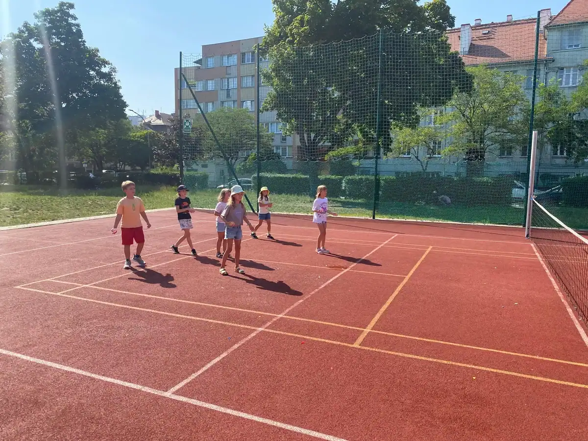 Aktywne Półkolonie Wrocław Krzyki – dzieci grają w piłkę na boisku szkolnym podczas półkolonii letnich.