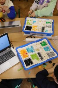Uczestnicy półkolonii we Wrocławiu poznają podstawy robotyki i programowania, budując modele z zestawów klocków edukacyjnych.